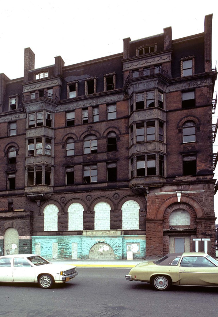 Antiguo Corn Exchange Bank, esquina NO de Park Ave. al E de la 125th St., Harlem, 1982. Por Camilo José Vergara.