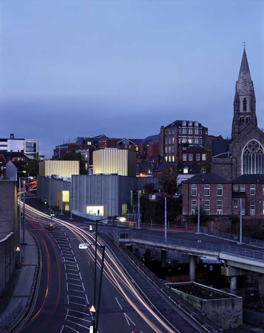 Vista nocturna desde el sur. Nottingham Contemporary por Caruso St John Architects. Fotografía © Helene Binet.