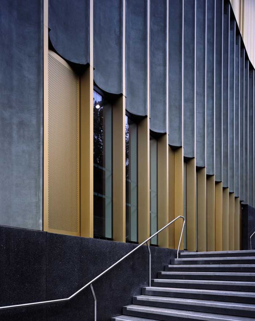 Detalle de los modulos de la fachada. Nottingham Contemporary por Caruso St John Architects. Fotografía © Helene Binet.