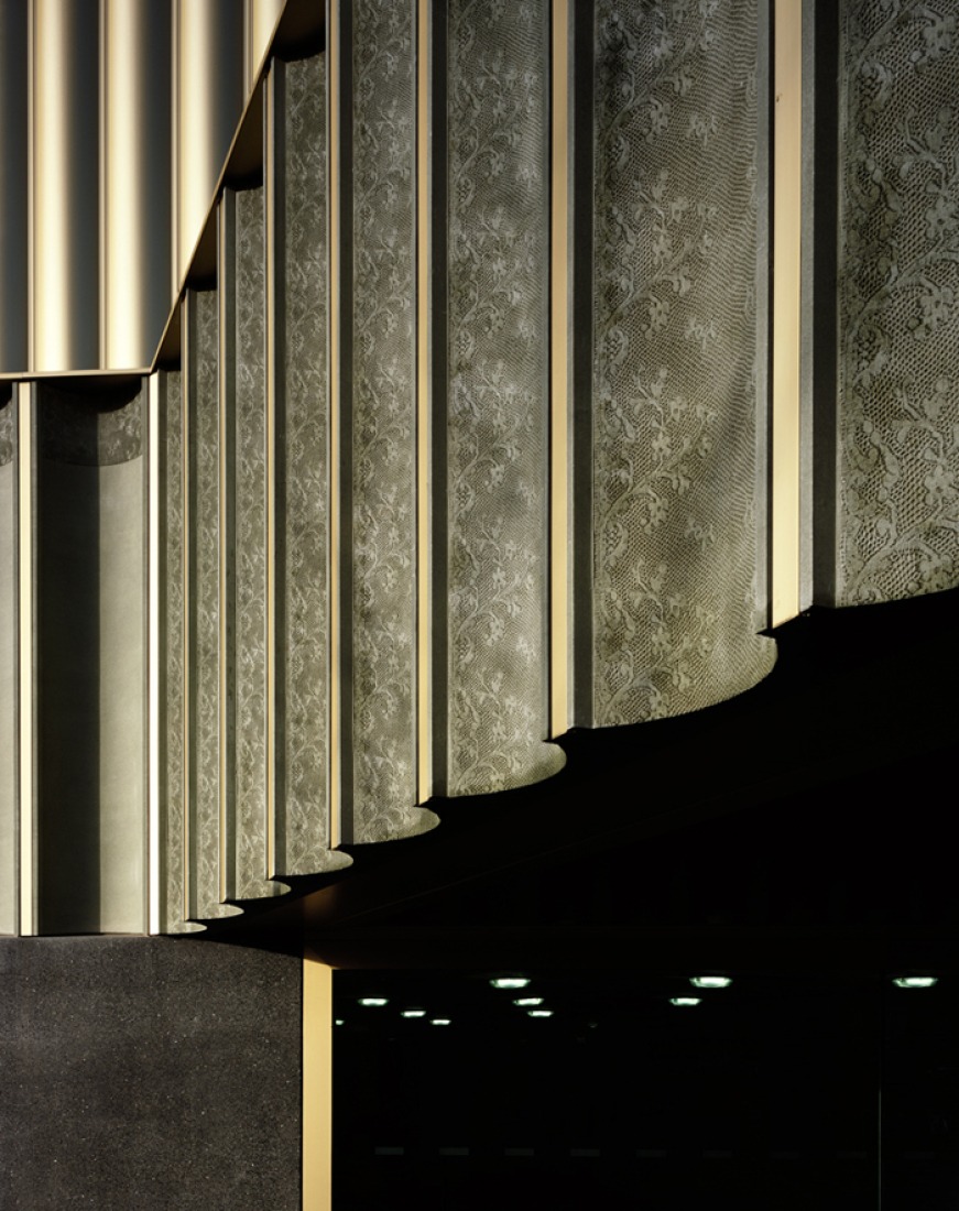 Detalle del encaje estampado en la fachada. Nottingham Contemporary por Caruso St John Architects. Fotografía © Helene Binet.