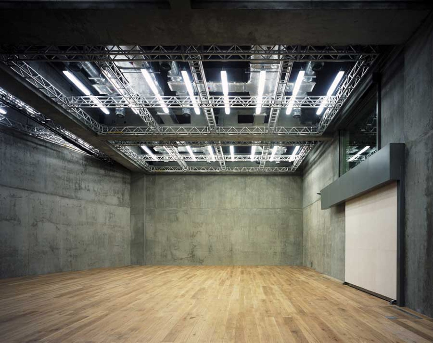 Espacio de actuación. Nottingham Contemporary por Caruso St John Architects. Fotografía © Helene Binet.