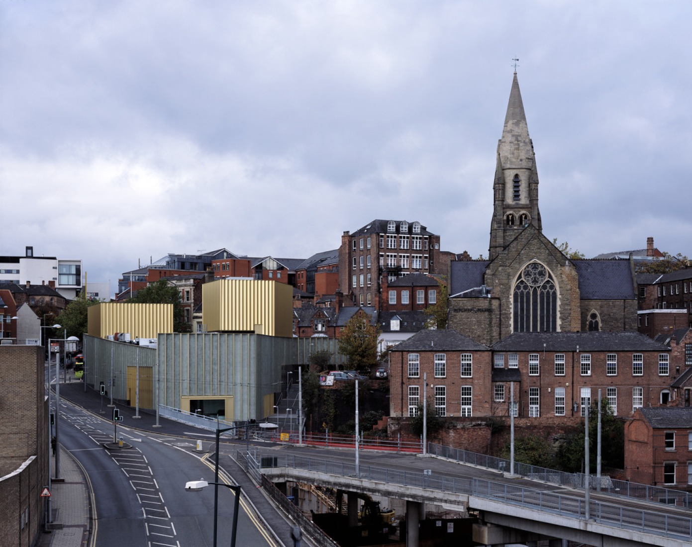 Vista desde el Sur. Nottingham Contemporary por Caruso St John Architects. Fotografía © Helene Binet.