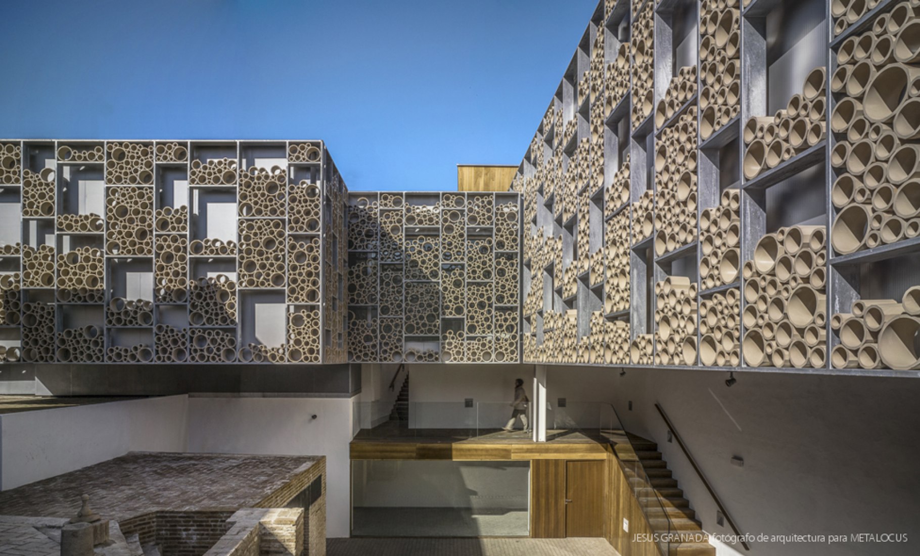 VIsta exterior. Centro Cerámico de Triana por AF6 Arquitectos. Fotografía © Jesús Granada.a Ceramic Museum by AF6 Arquitectos. Photograph © Jesús Granada.