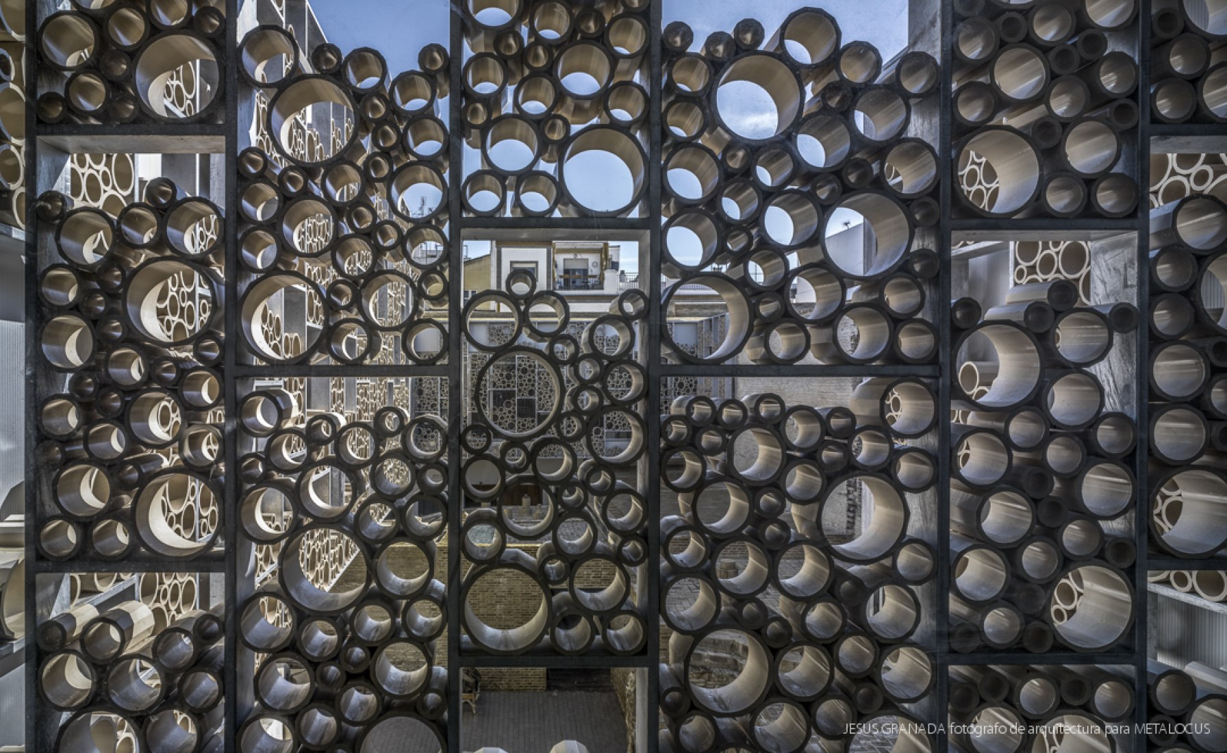 Detalle de la fachada cerámica. Centro Cerámico de Triana por AF6 Arquitectos. Fotografía © Jesús Granada.