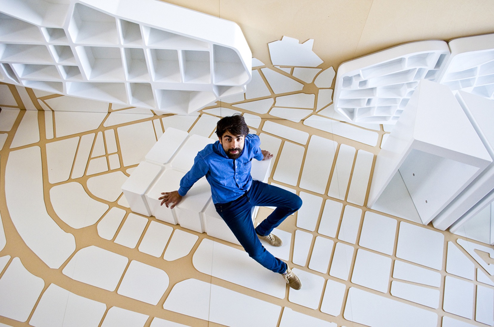 Javier Peña en la instalación, Ciudad Doméstica. Fotografía © Laura Peña Ibáñez.