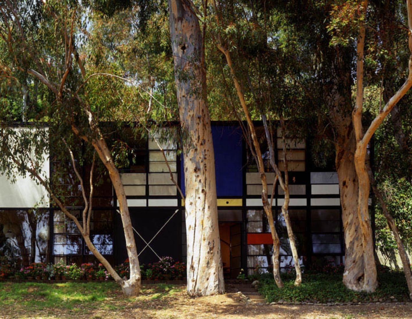 Charles y Ray Eames. Case Study House No. 8, 1949. Vista exterior.