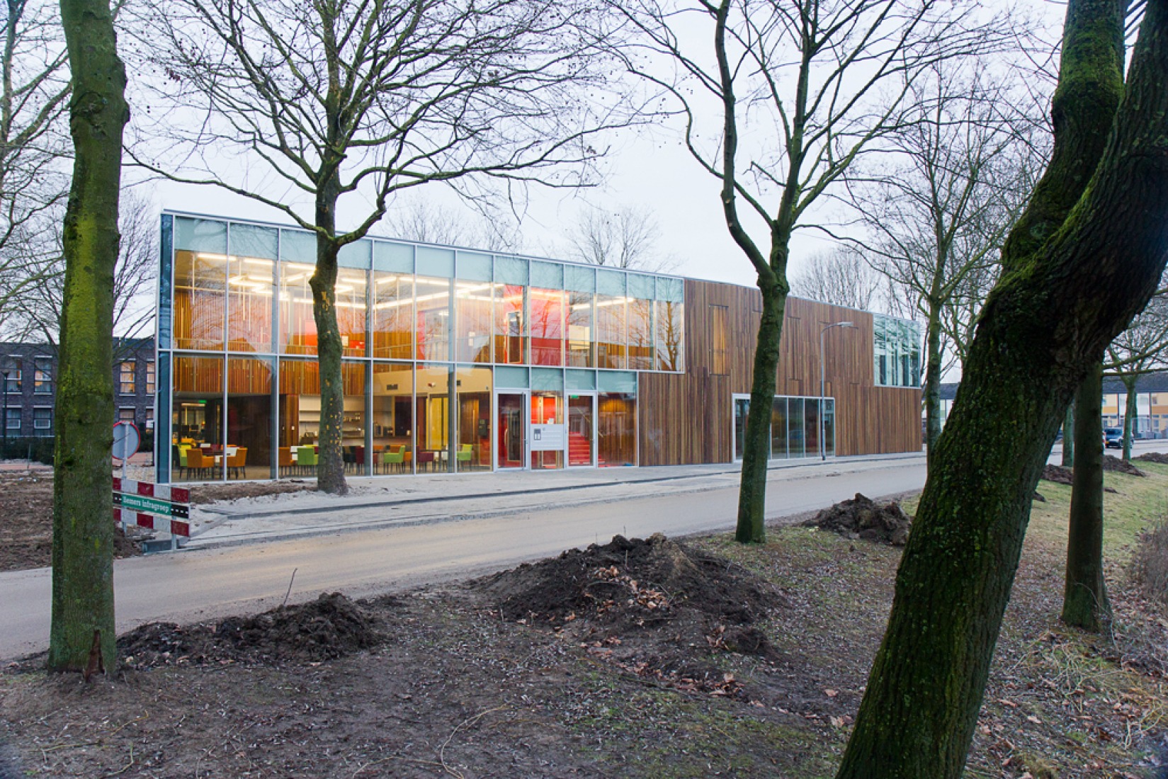 Fachada desde Fuutstraat. Huis van Droo Centro comunitario por JDWA.