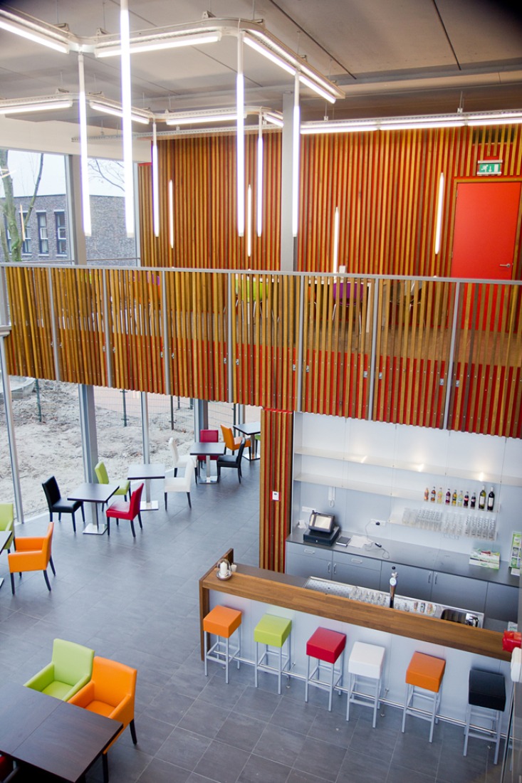 Vista del bar del salón comunitario. Huis van Droo Centro comunitario por JDWA.