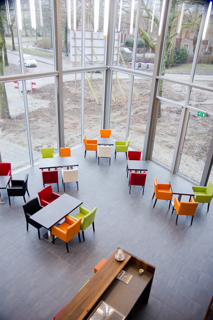 Vista del salón comunitario. Huis van Droo Centro comunitario por JDWA.