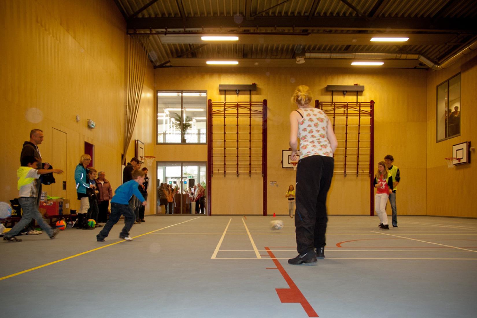 Gimnasio Central. Huis van Droo Centro comunitario por JDWA.