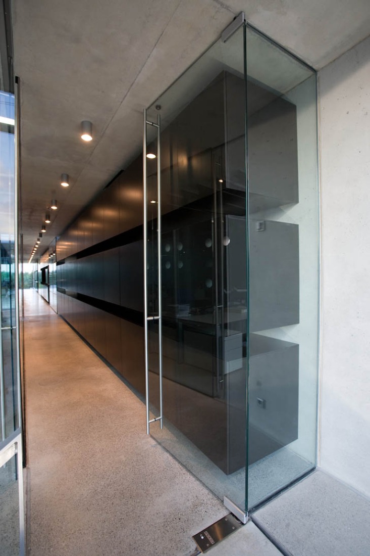 Primera planta, acceso a las habitaciones móviles del Centro de Conocimientos Glastroesch por Becker Architekten. Fotografía © Nikolaus Grünwald.