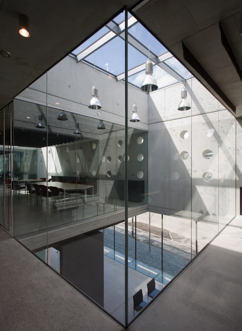 Patio interior del Centro de Conocimientos Glastroesch por Becker Architekten. Fotografía © Nikolaus Grünwald.