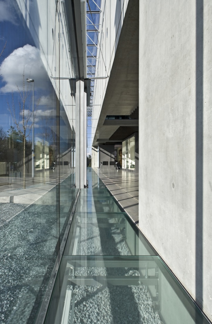 Detalle de la fachada del Centro de Conocimientos Glastroesch por Becker Architekten. Fotografía © Nikolaus Grünwald.