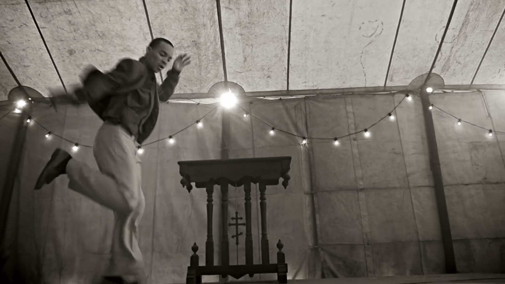 Corte de vídeo. C2C - Happy Feat. Derek Martin.