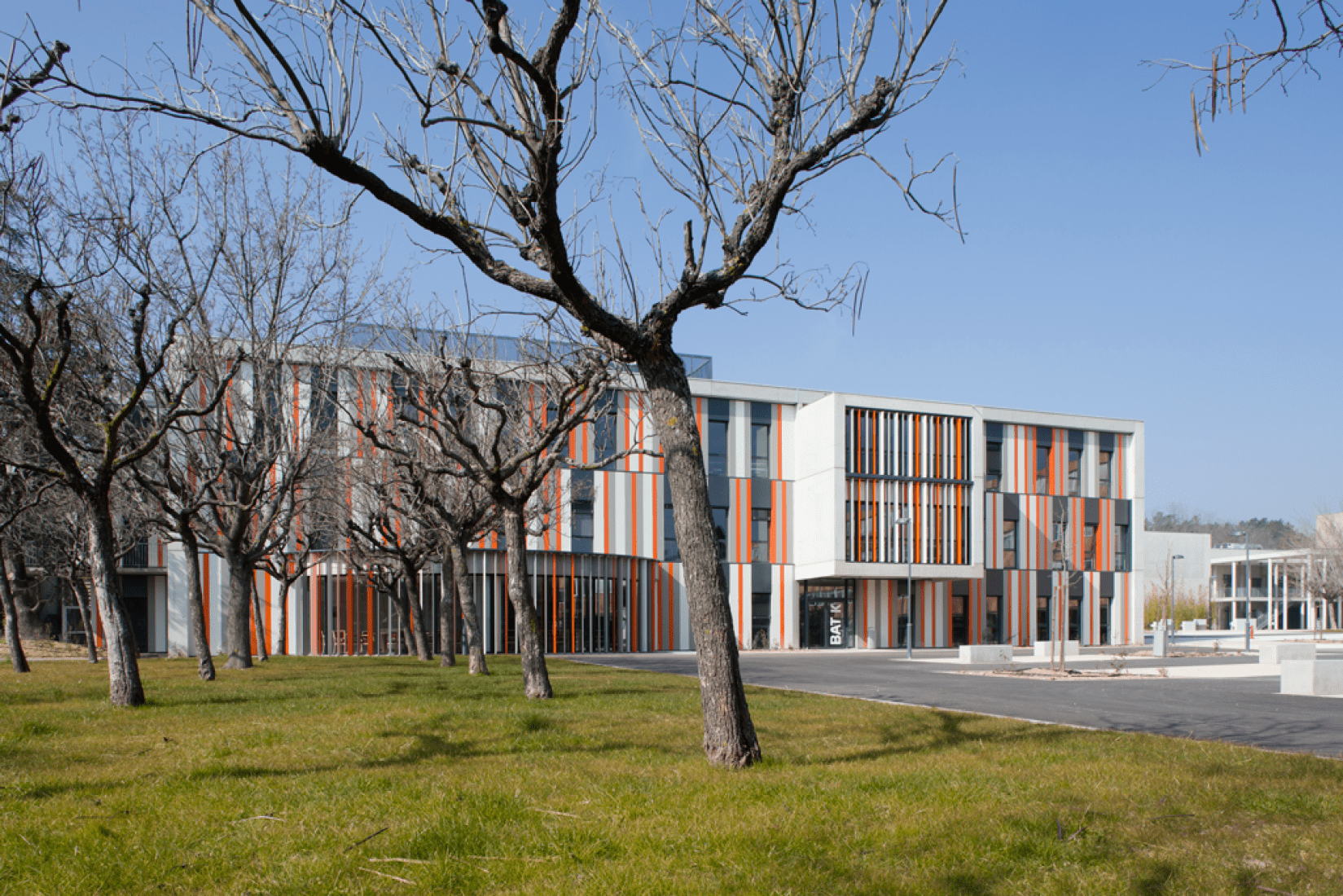Vista general. Nuevo edificio en el instituto Albert Einstein, por NBJ Architectes. Fotografía © Paul Kozlowski.