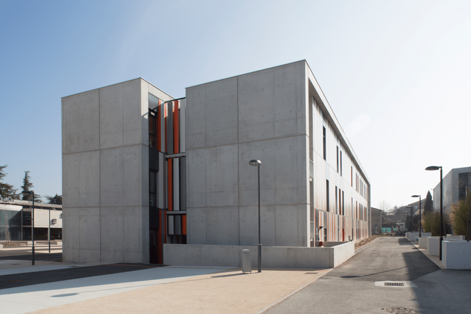 Vista lateral. Nuevo edificio en el instituto Albert Einstein, por NBJ Architectes. Fotografía © Paul Kozlowski.