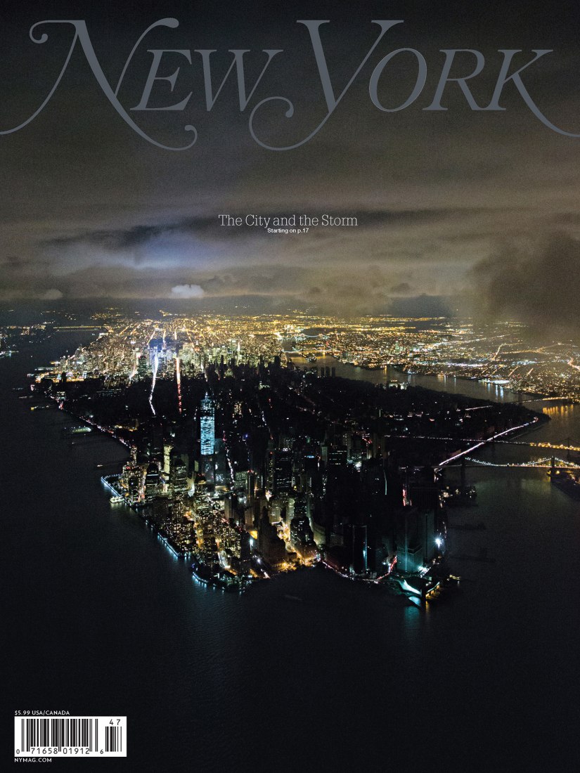 La portada de la revista New York este fin de semana, que muestra la isla de Manhattan, radiante la mitad y la otra mitad en la oscuridad, toma realizada el miércoles por la noche desde el helicóptero. Fotografía © Iwan Baan.