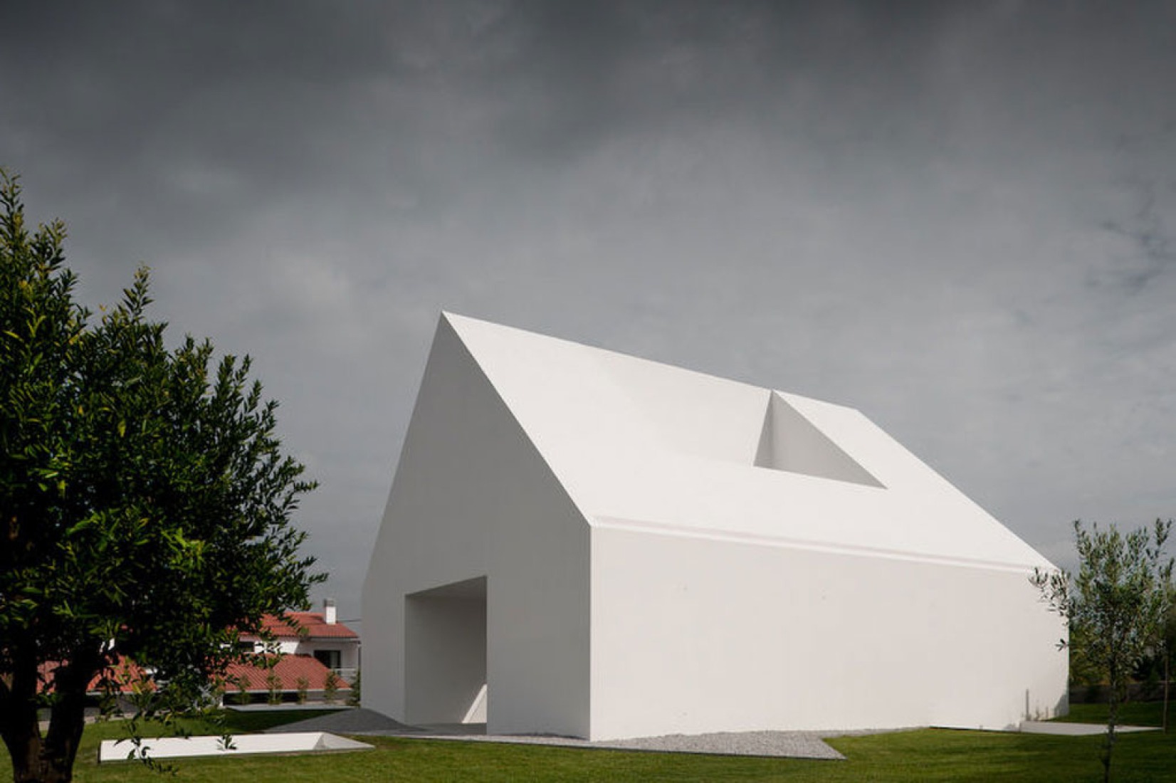 ABSTRACT WHITE. Leiria House by Aires Mateus | METALOCUS