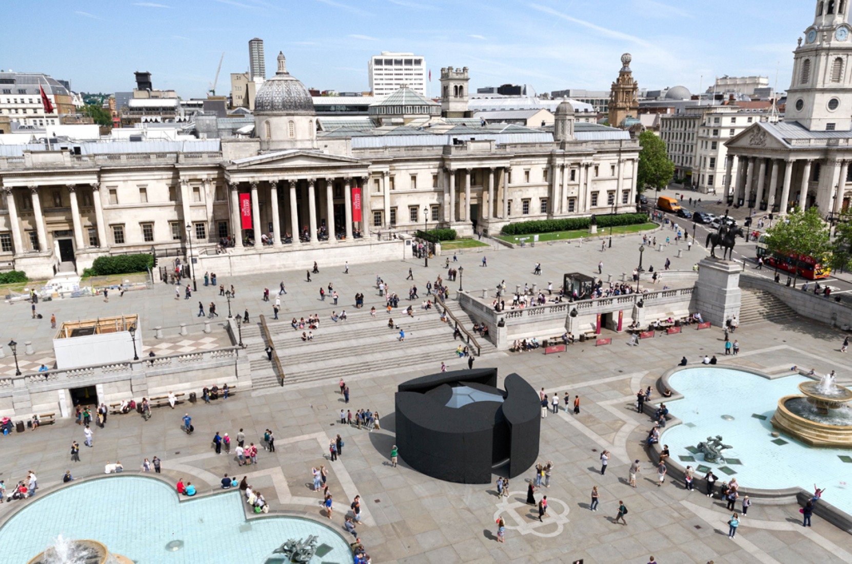 Visualización del BE OPEN Sound Portal en Trafalgar Square. BE OPEN Sound Portal en Trafalgar Square como parte del décimo aniversario del London Design Festival 2012. Situado en uno de los espacios públicos más emblemáticos de Londres, el BE OPEN Sound Portal es un nuevo tipo de instalación que se centra en el diseño que el espectador no puede ver, el de la acústica y el sonido, en vez del espectáculo visual.