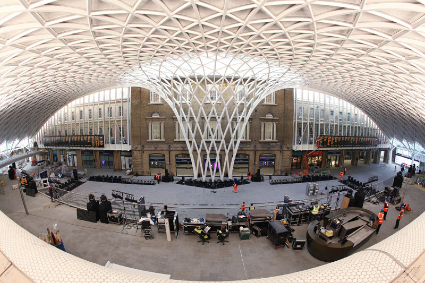 Esta muestra cuenta con dibujos originales, fotografías, maquetas y material fílmico que documenta la obra de los arquitectos John McAslan + Partners y de la ingenieria Arup para transformar la King Cross Station de Londres para Network Rail.