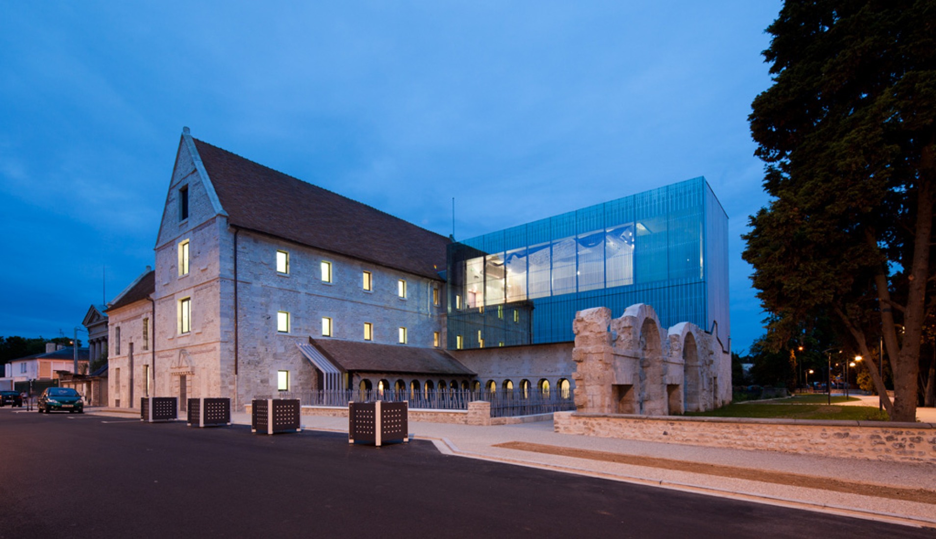 Vista desde la calle. Escuela de Música de Louviers por Opus 5 architectes. Fotografía © Luc Boegly.