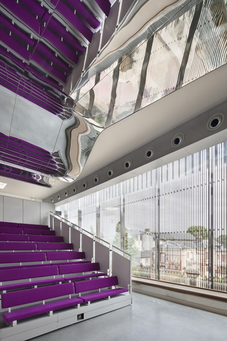 Detalle de las gradas. Escuela de Música de Louviers por Opus 5 architectes. Fotografía © Luc Boegly.