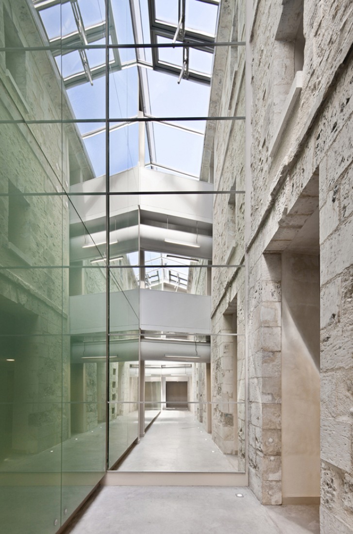 Conexión con los muros preexistentes. Escuela de Música de Louviers por Opus 5 architectes. Fotografía © Luc Boegly.