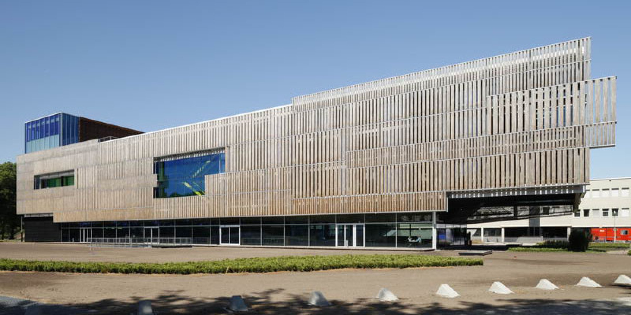 Frente a la Filmoteca, la ampliación de la sede central de la compañía PGGM en Zeist (Holanda), una obra vanguardista en la que, sin embargo, el mayor esfuerzo se concentró en las plantas soterradas que acogen el parking, permitiendo así recuperar las zonas verdes adyacentes al edificio. Nueva sede de la compañia de seguros PGGM, en Zeist (Holanda). Abril 2011. Fotografía © Adrià Goula