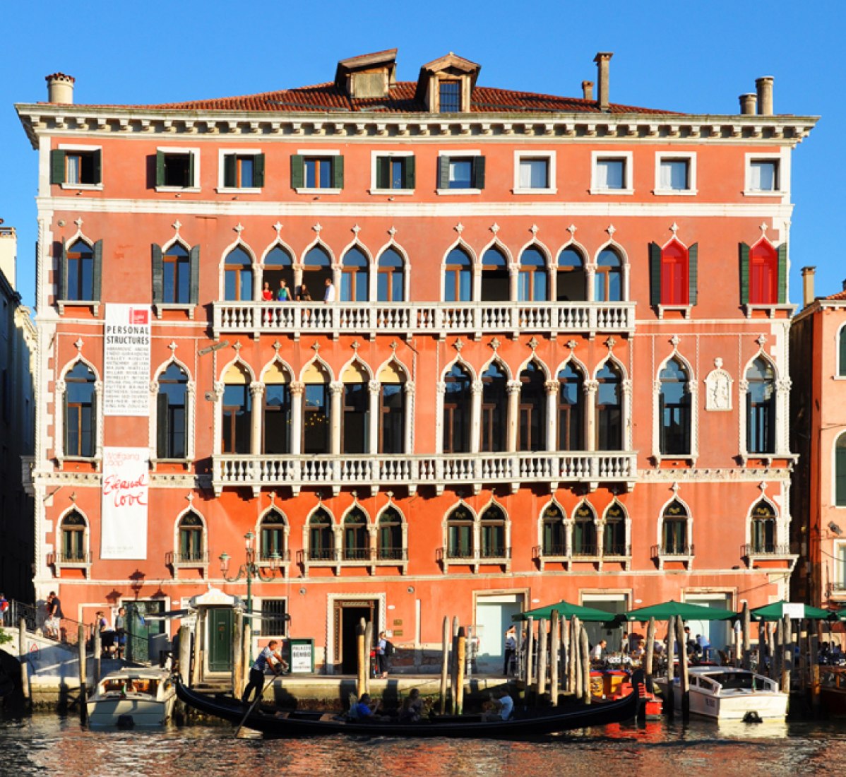 El Palazzo Bembo es un hermoso palacio del siglo XV situado frente al Canal Grande de Venecia y cuya fachada es un ejemplo del estilo Veneciano-Bizantino. Desde la sala de exposición observamos el canal, el agua y el cielo (aire) del exterior en conexión con el concepto de tierra que cubre la sala.