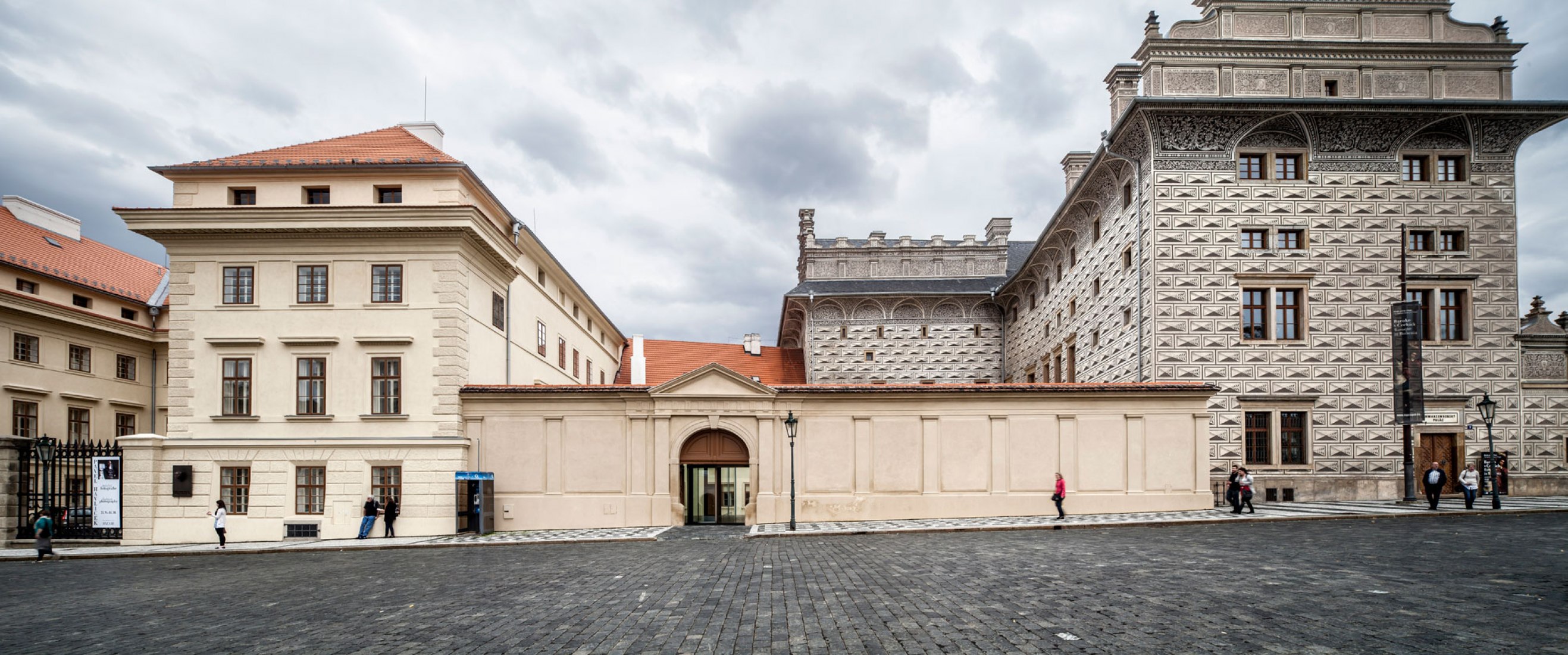 Vista exterior del acceso. Hall de Entrada a la Galería Nacional de Praga por Josep Lluís Mateo. Fotografía © Adrià Goula. 