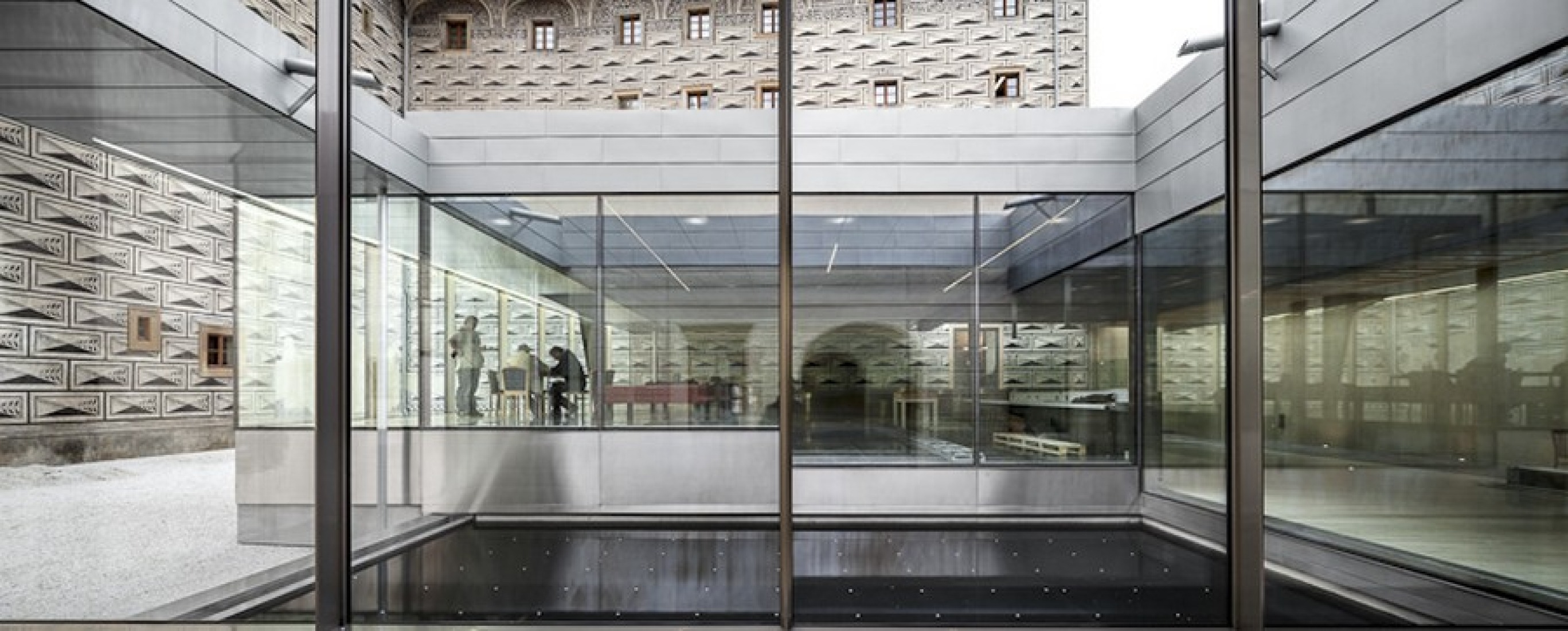 Hall de Entrada a la Galería Nacional de Praga por Josep Lluís Mateo. Fotografía © Adrià Goula. 