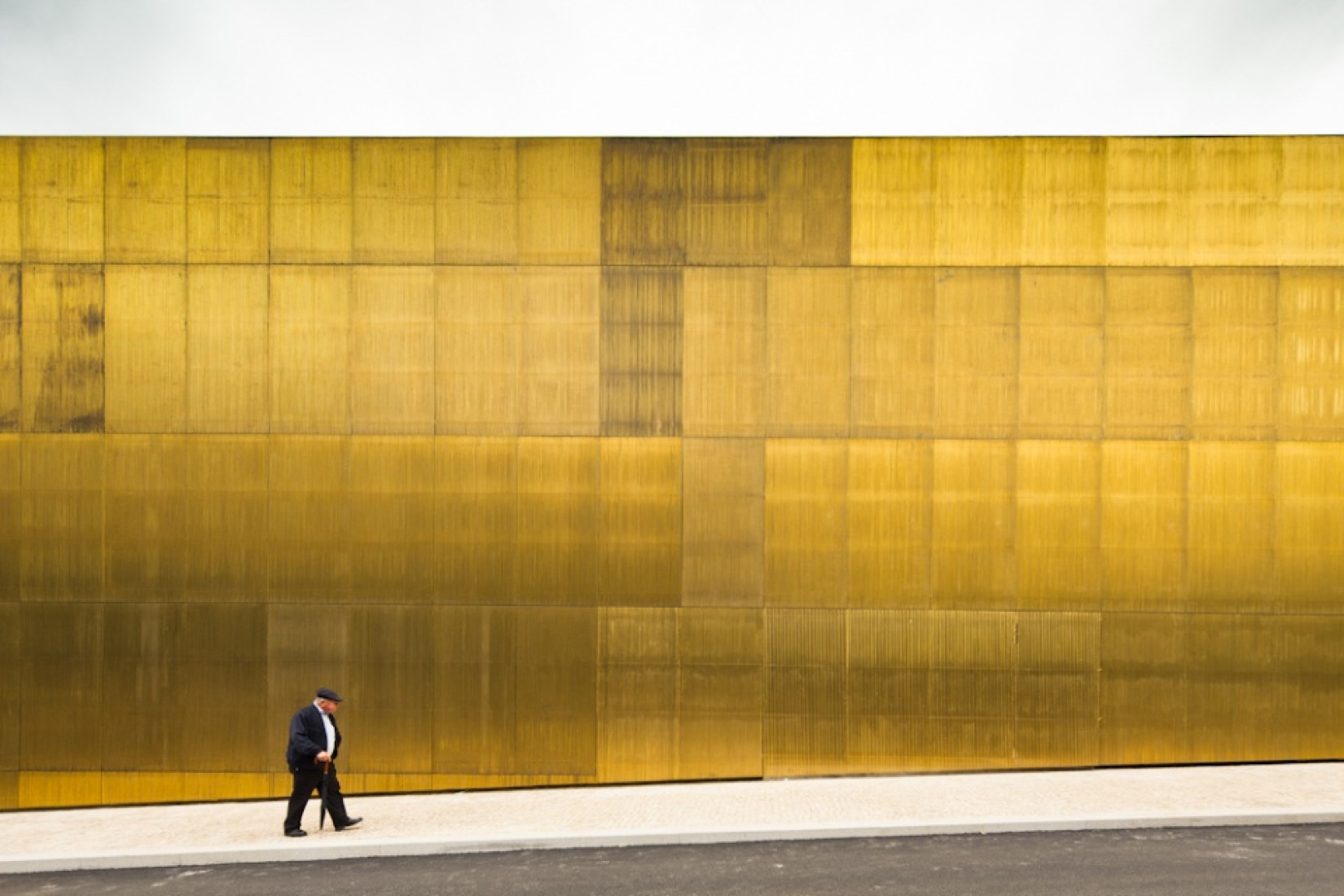 Fachada lateral realizada con piezas de cobre. Plataforma de las Artes y la Creatividad por Pitágoras. Fotografía por João Morgado﻿.
