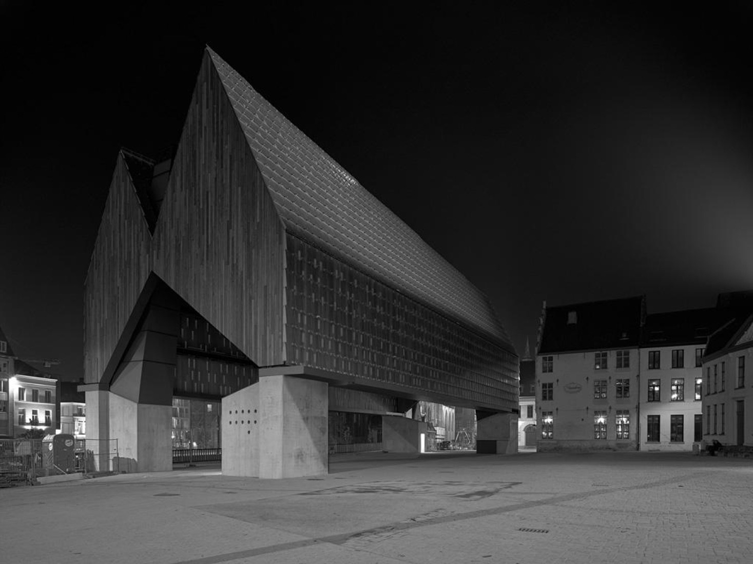 Market Hall. Stadshal Gent. Night view, Poeljemarkt. Photograph © Marc de Blieck.