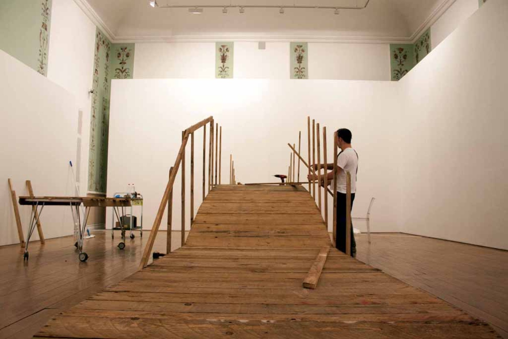 Preparación de "16º installation: wood bridge", 2007. Por Marinella Senatore.