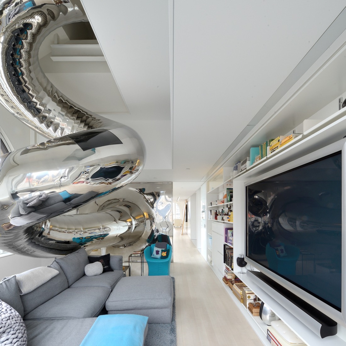 El tobogán tubular. Skyhouse por David Hotson.