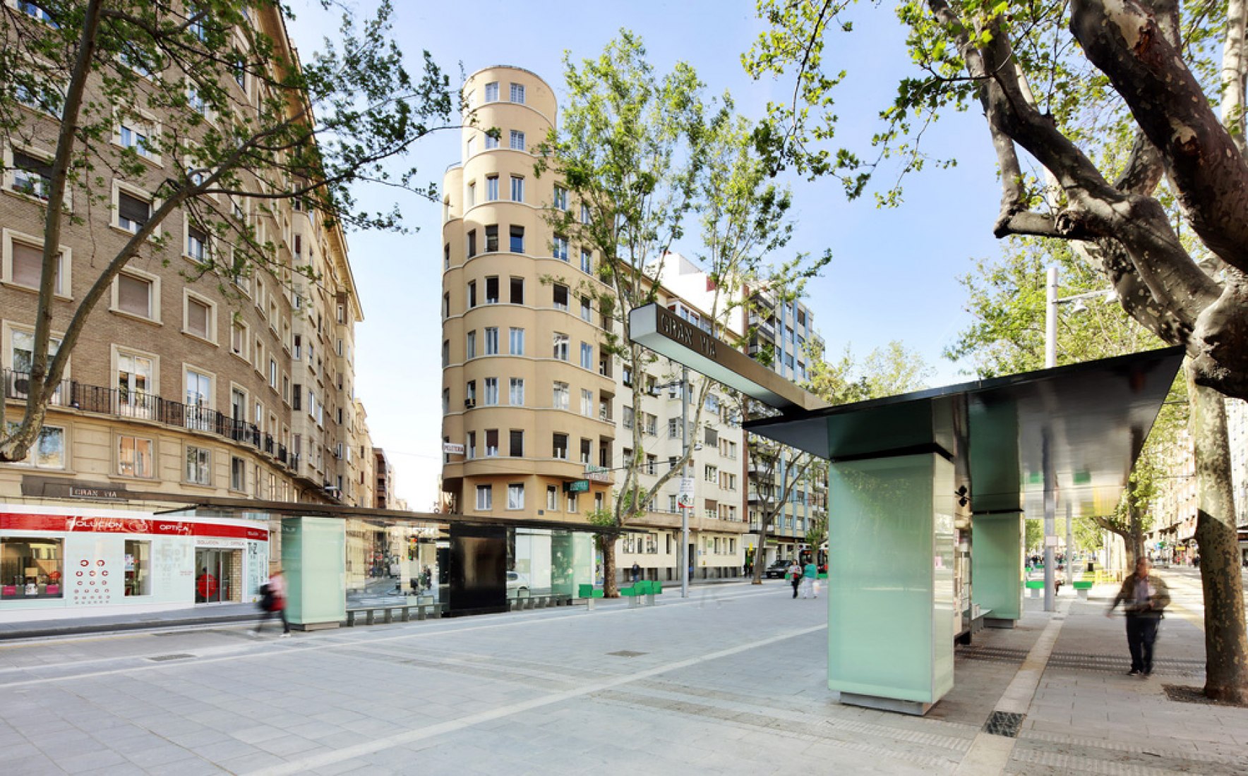 Parada en zona urbana. Tranvía Zaragoza. Por Aldayjover Arquitectura y Paisaje.