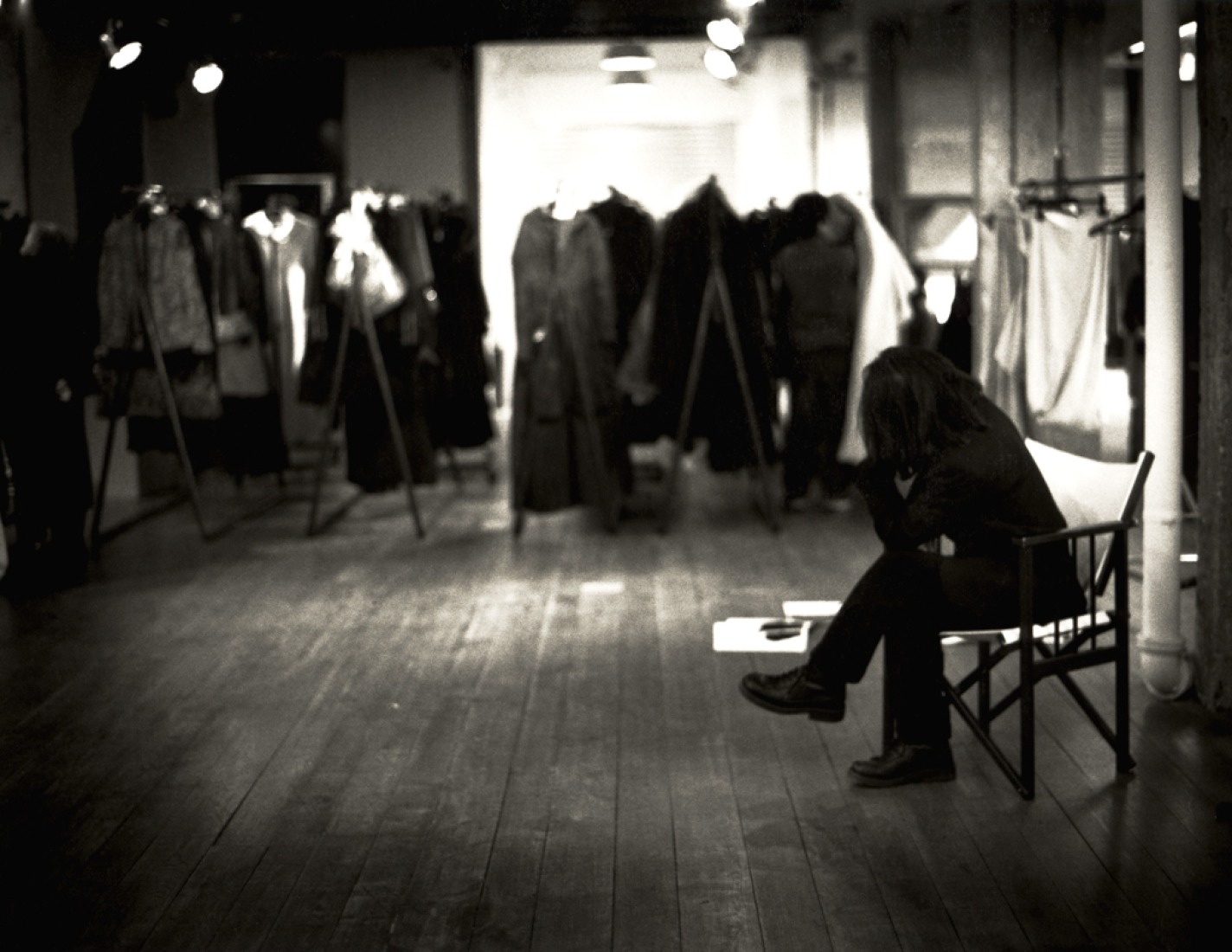 Preparación del show de Yohji Yamamoto. Fotografía por Donata Wenders. Imagen cortesía de Luchford APM.