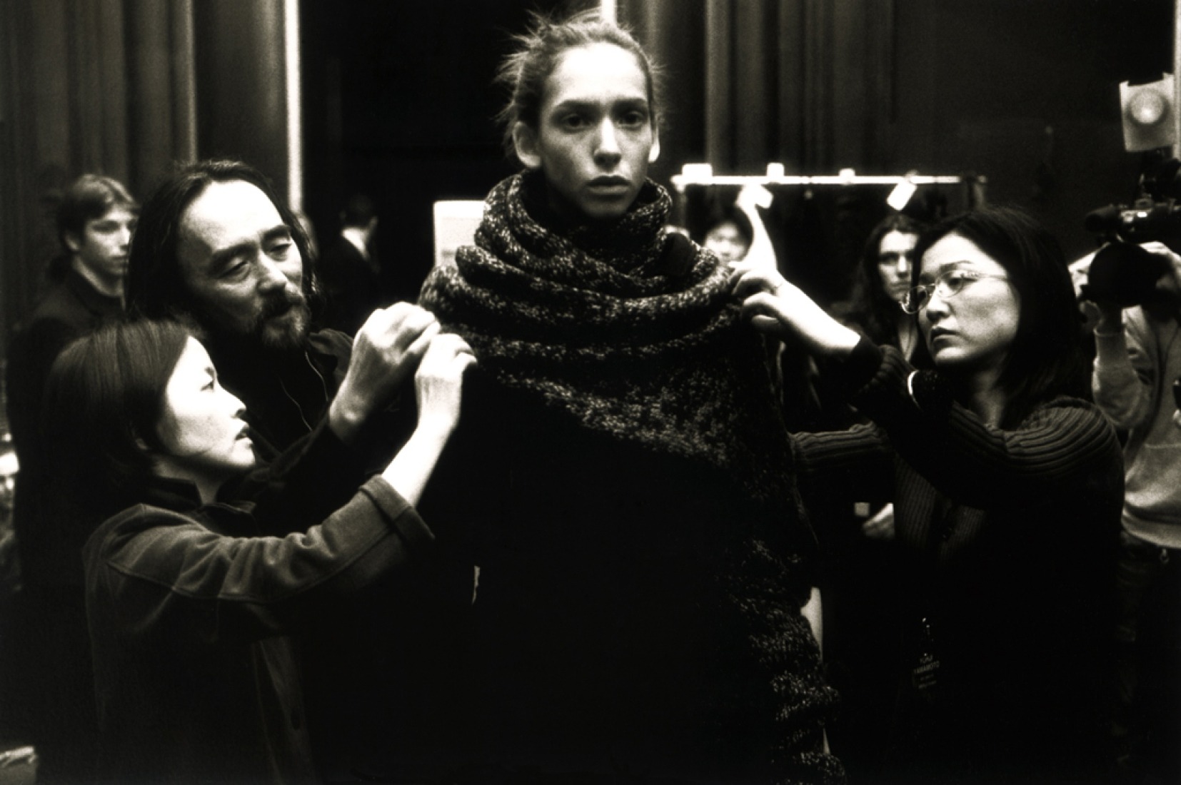 Preparación del show de Yohji Yamamoto. Fotografía por Wenders. Imagen cortesía de Luchford APM.