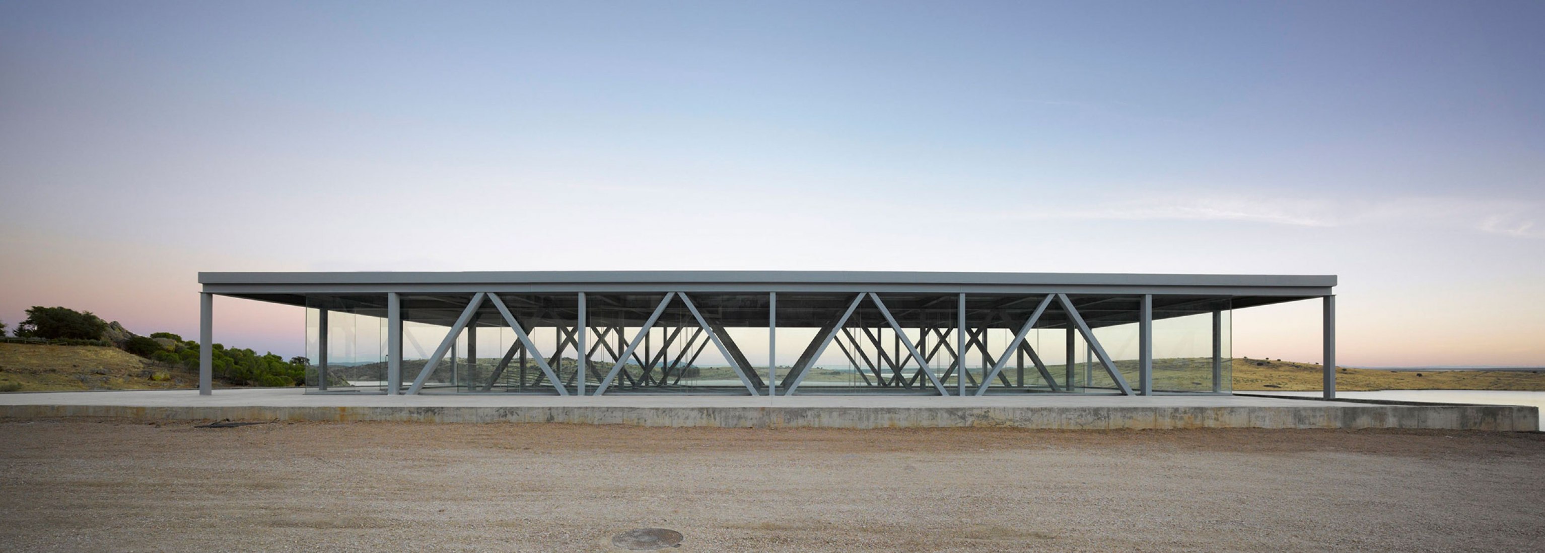 Centro de Remo en Alange (Badajoz) del arquitecto José María Sánchez García