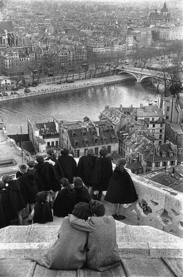 París desde las torres de Notre-Dame, Henri Cartier-Bresson, 1953. Fotografía ©Henri Cartier-Bresson/International Center of Photography, Magnum Photos. Cortesía de La Fábrica. 