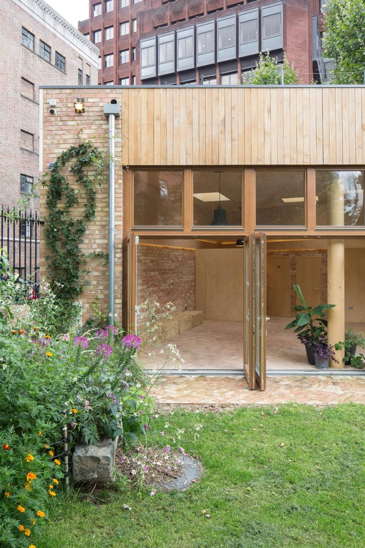 Edificio Comunitario de Phoenix Garden por Office Sian Architecture + Design. Fotografía © Richard Chivers