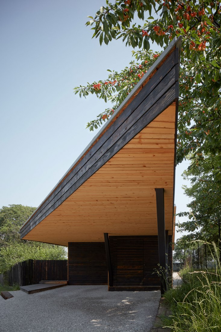 La casa del castaño por Valarch ateliér. Fotografía por Jakub Skokan y Martin Tůma / BoysPlayNice