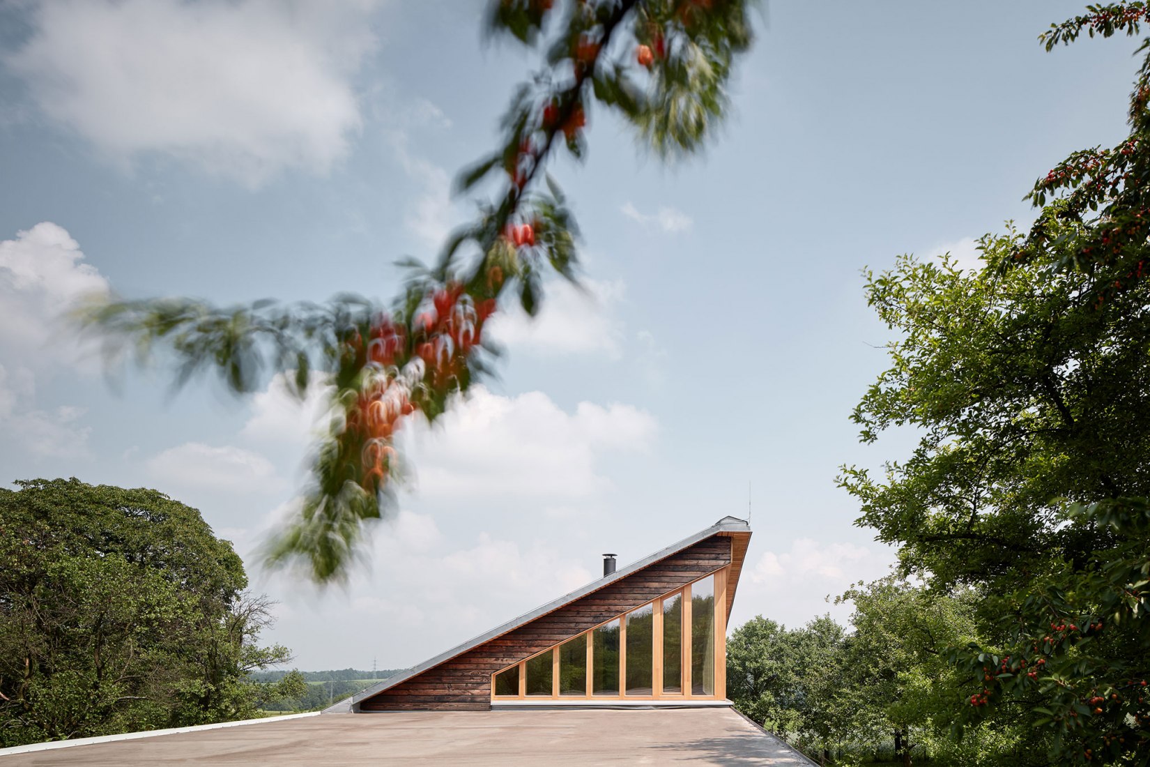 La casa del castaño por Valarch ateliér. Fotografía por Jakub Skokan y Martin Tůma / BoysPlayNice