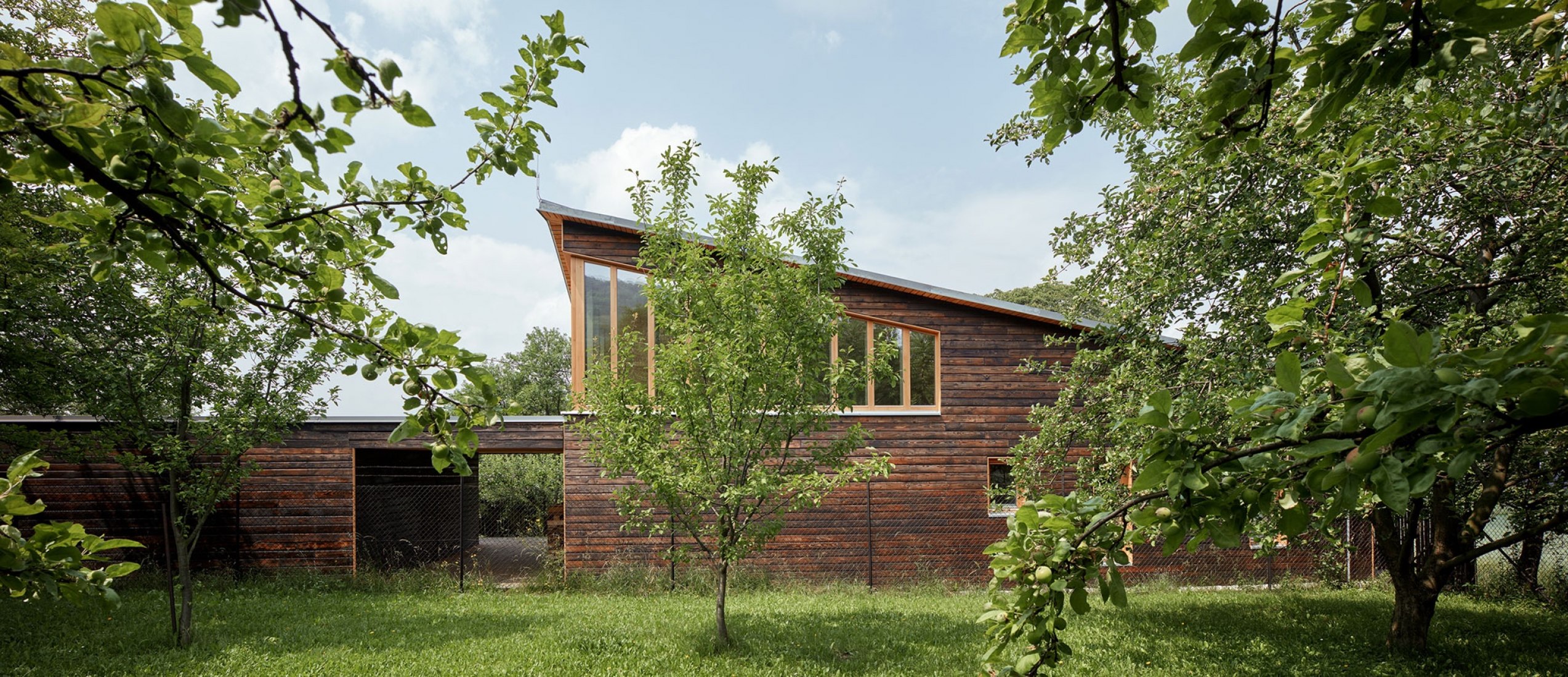 La casa del castaño por Valarch ateliér. Fotografía por Jakub Skokan y Martin Tůma / BoysPlayNice