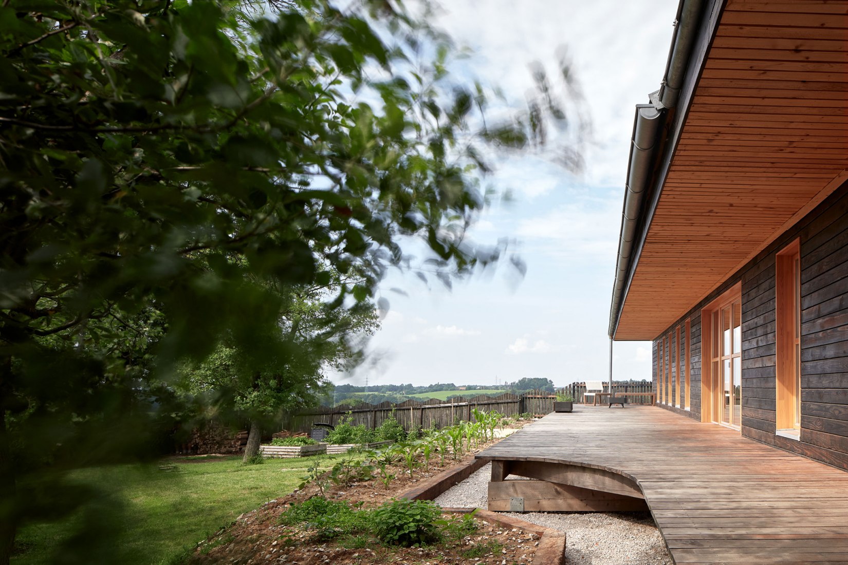 La casa del castaño por Valarch ateliér. Fotografía por Jakub Skokan y Martin Tůma / BoysPlayNice