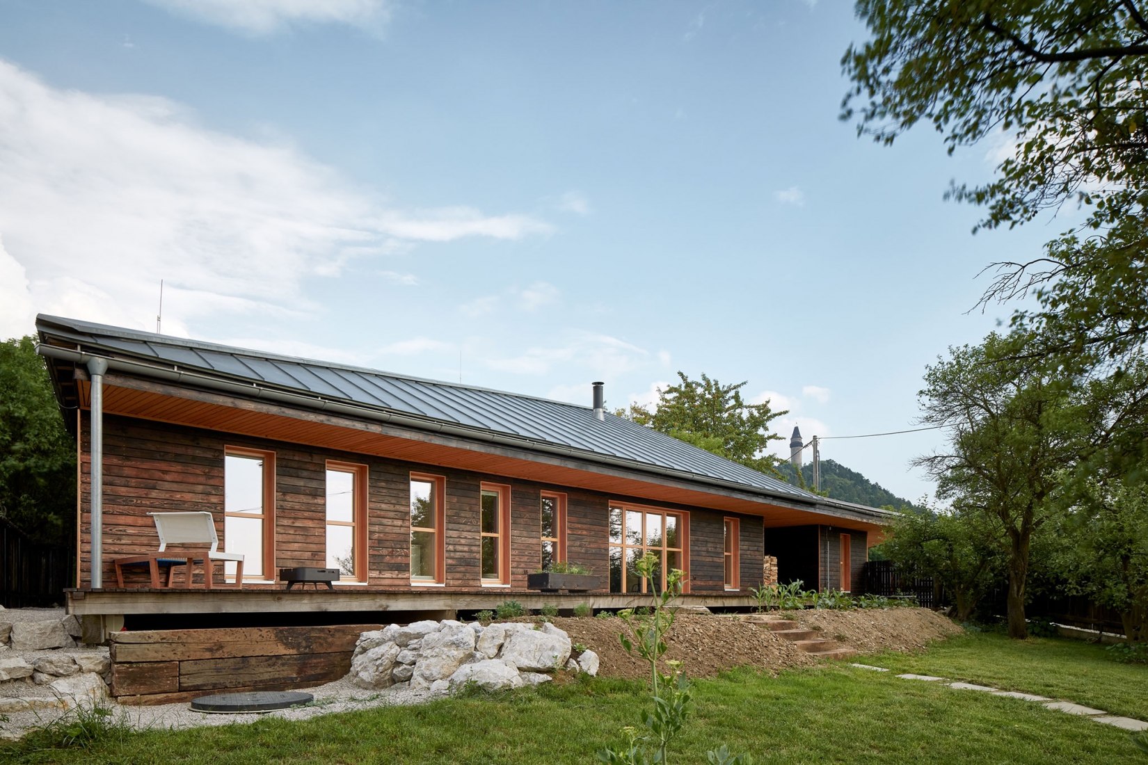 La casa del castaño por Valarch ateliér. Fotografía por Jakub Skokan y Martin Tůma / BoysPlayNice