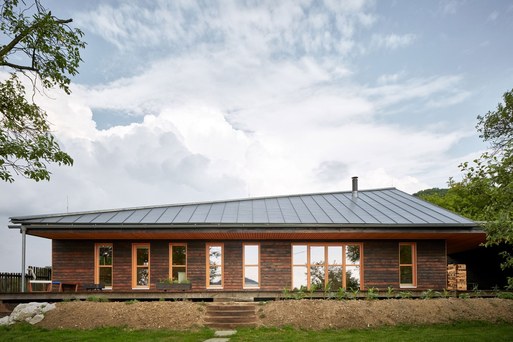 La casa del castaño por Valarch ateliér. Fotografía por Jakub Skokan y Martin Tůma / BoysPlayNice