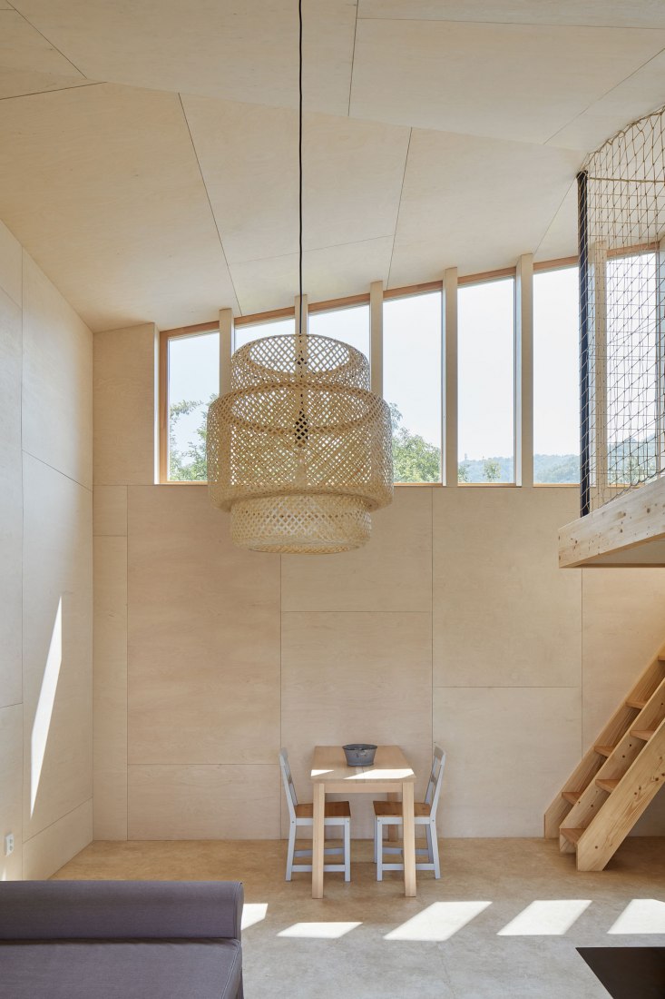 La casa del castaño por Valarch ateliér. Fotografía por Jakub Skokan y Martin Tůma / BoysPlayNice