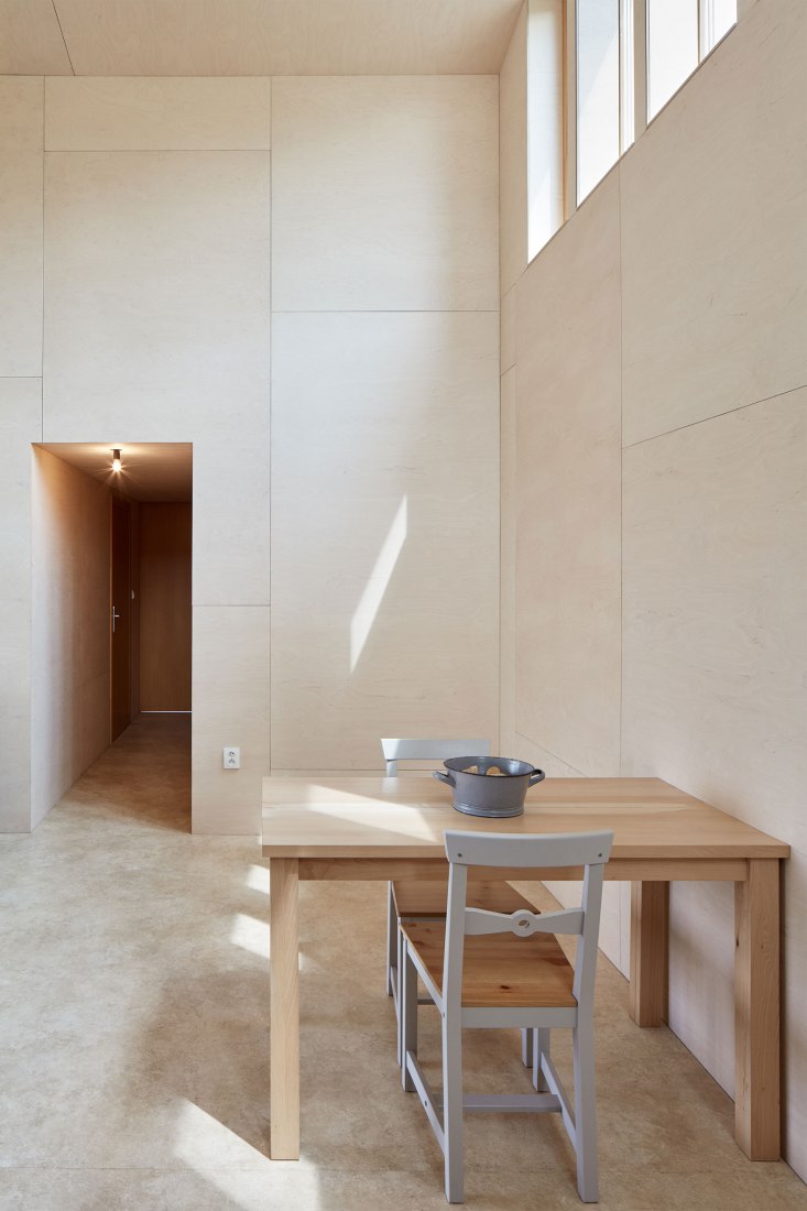 La casa del castaño por Valarch ateliér. Fotografía por Jakub Skokan y Martin Tůma / BoysPlayNice