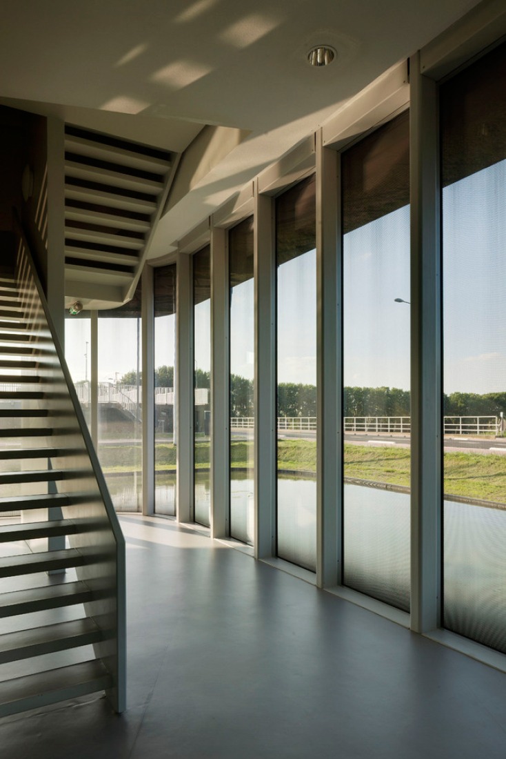 Exterior visto desde el interio. Regiocentrale Zuid por Wiel Arets Architects. Fotografía © Jan Bitter. Imagen cortesía de WAA.